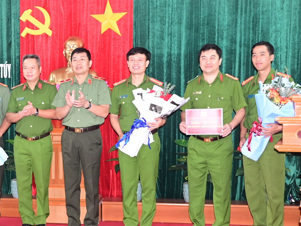 Giám đốc CATP khen thưởng đột xuất Phòng Cảnh sát ĐTTP về ma tuý triệt xóa đường dây vận chuyển trái phép chất ma túy liên tỉnh